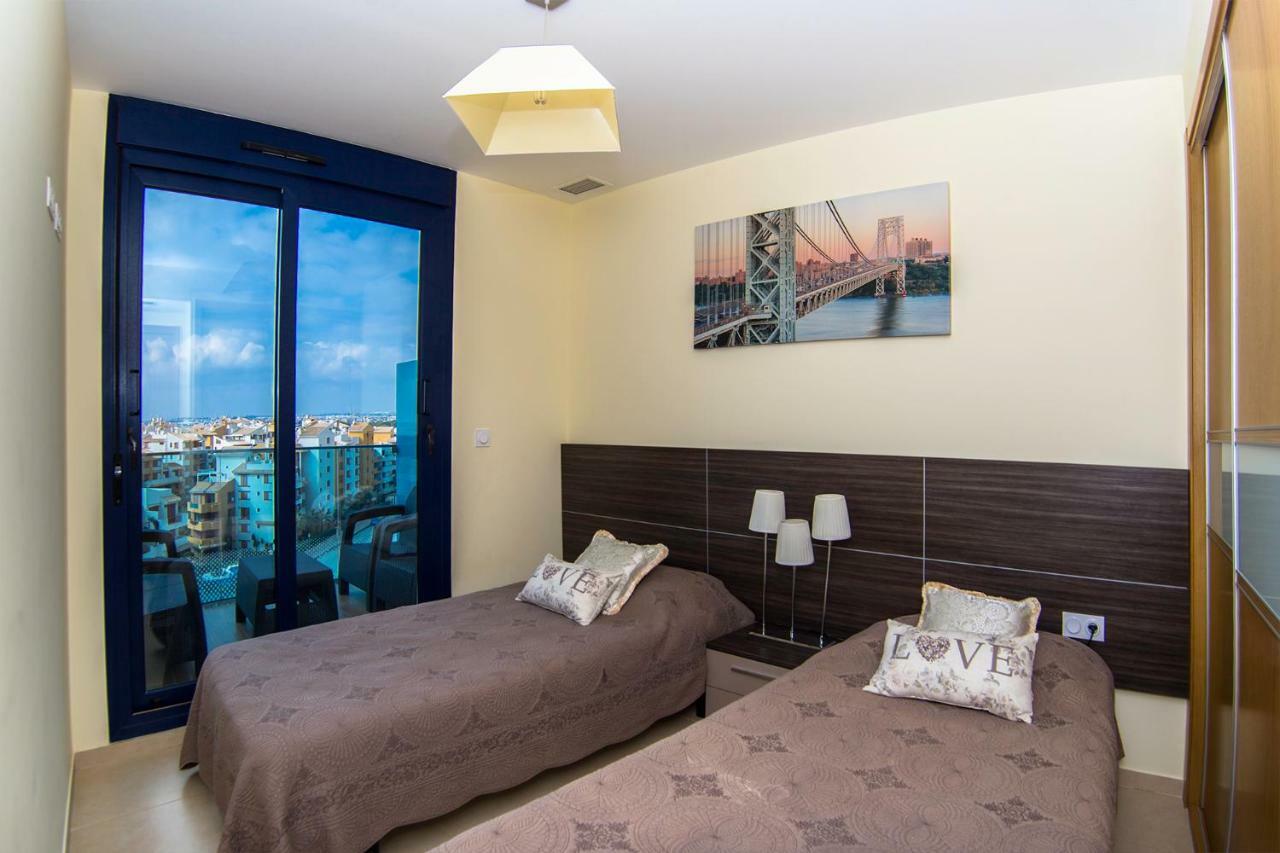 Apartamento Sea Senses Victoria Frente Al Mar Torrevieja Bagian luar foto